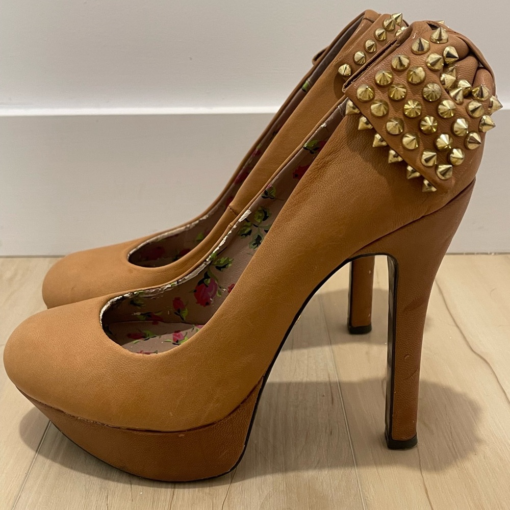 Betsey Johnson Zingerr pump bows heels
